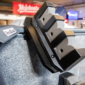 Tillverkade med hålbild för att fästa Attwoods Rod Storage Rack/Holder i vinkel i Tracker och Grizzly’s Versatrack.